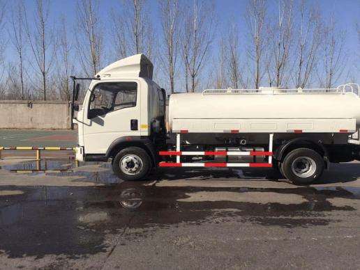 Sinotruk Howo 10CBM Fuel Tanker Light Truck