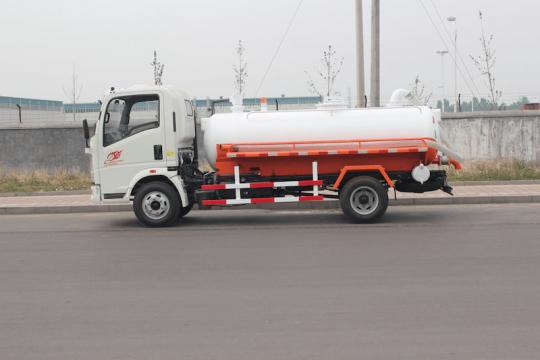 Sinotruk Howo Suction-Type Sewage Scavenger Light Truck